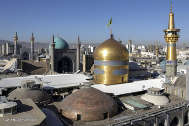 تعویض پرچم حرم مطهر امام رضا (ع)