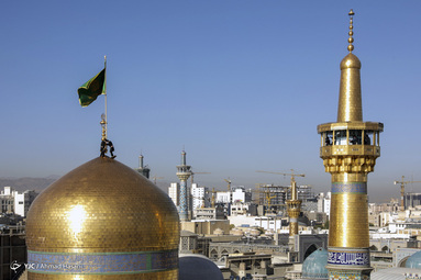 تعویض پرچم حرم مطهر امام رضا (ع)