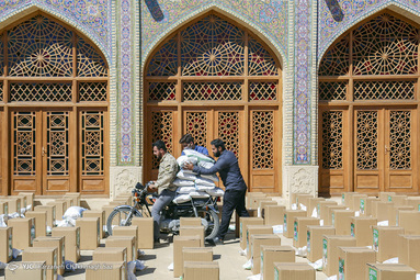 توزیع ۱۵۰۰ بسته معیشتی از محل موقوفه مسجد نصیرالملک - شیراز‎