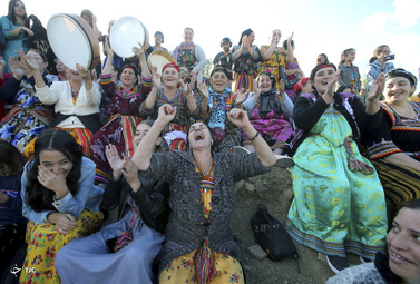 تشویق تماشاگران زن در یک مسابقه فوتبال در روستای ساحل، الجزایر