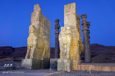تخت جمشید یا پارسه یا پرسپولیس، نام یکی از شهر‌های باستانی ایران است که طی سالیان، پیوسته پایتخت باشکوه و تشریفاتی پادشاهی ایران در زمان امپراتوری هخامنشیان بوده‌است