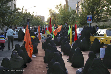 تجمع مردم و دانشجویان تهرانی مقابل سفارت فرانسه در پی اهانت به پیامبر اسلام (ص)