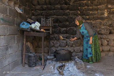در اواخر آبان ماه هر سال و بر اساس سنت دیرینه ناردنگ، زنان بختیاری در روستای دورک اناری، دیگ‌های رب انار پزی خود را بار می‌گذارند