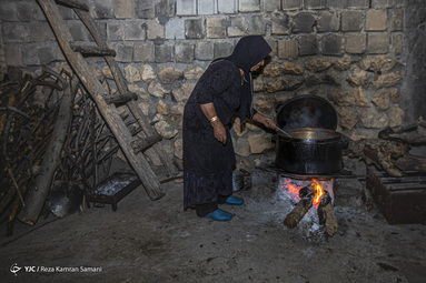 در اواخر آبان ماه هر سال و بر اساس سنت دیرینه ناردنگ، زنان بختیاری در روستای دورک اناری، دیگ‌های رب انار پزی خود را بار می‌گذارند