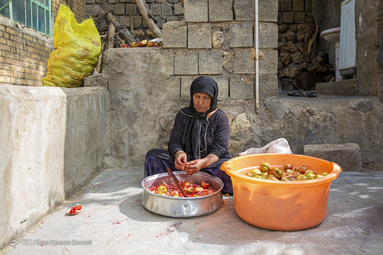 در اواخر آبان ماه هر سال و بر اساس سنت دیرینه ناردنگ، زنان بختیاری در روستای دورک اناری، دیگ‌های رب انار پزی خود را بار می‌گذارند