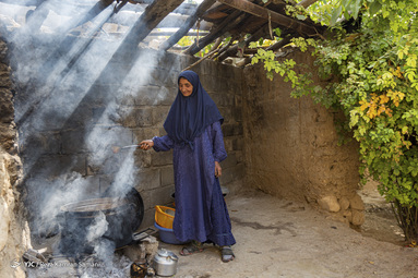 در اواخر آبان ماه هر سال و بر اساس سنت دیرینه ناردنگ، زنان بختیاری در روستای دورک اناری، دیگ‌های رب انار پزی خود را بار می‌گذارند