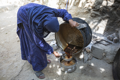 در اواخر آبان ماه هر سال و بر اساس سنت دیرینه ناردنگ، زنان بختیاری در روستای دورک اناری، دیگ‌های رب انار پزی خود را بار می‌گذارند