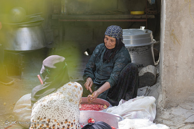 در اواخر آبان ماه هر سال و بر اساس سنت دیرینه ناردنگ، زنان بختیاری در روستای دورک اناری، دیگ‌های رب انار پزی خود را بار می‌گذارند
