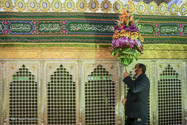 گل آرایی ضریح حرم حضرت معصومه (س) به مناسبت سالروز ورود ایشان به قم‎