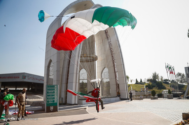 پرش چتربازان از برج پرچم عباس آباد