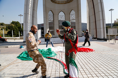پرش چتربازان از برج پرچم عباس آباد
