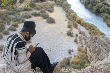 دانش آموزان علاوه بر دسترسی نداشتن به گوشی هوشمند، برای رسیدن به اینترنت باید مسیری صعب العبور و پرخطر به طول ۲۰ کیلومتر را پیاده طی کنند تا در ارتفاعی مشرف به یک دره خطرناک به تلفن همراه متصل شوند - چهارمحال بختیاری