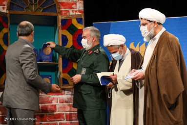 مراسم رونمایی از کتاب «مکتب شهید سلیمانی» با حضور حجت الاسلام سید احمد خاتمی، علی فدوی، حجت الاسلام محمد قمی