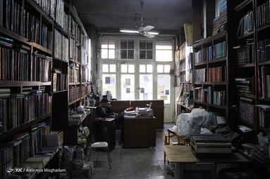 می توان گفت کتاب فروشی و انتشارات اسلامیه با حدود 150 سال قدمت، قدیمی ترین کتاب فروشی تهران می باشد.