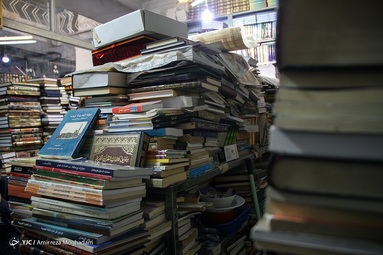 کتاب فروشی کاظمینی در پاساژ مجیدی قرار دارد و مرکز نشر کتب و نسخ عربی می باشد، این کتاب فروشی 2 سال قبل از پیروزی انقلاب اسلامی شروع به کار کرده است.