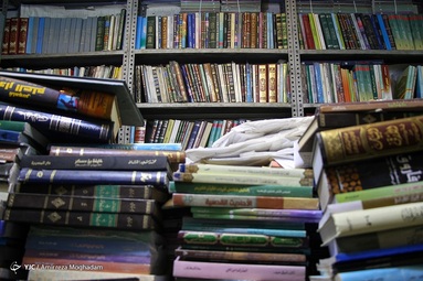کتاب فروشی کاظمینی در پاساژ مجیدی قرار دارد و مرکز نشر کتب و نسخ عربی می باشد، این کتاب فروشی 2 سال قبل از پیروزی انقلاب اسلامی شروع به کار کرده است.