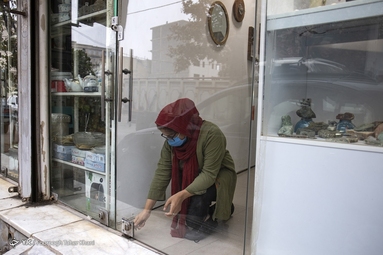 سمینه ظهر ها مغازه را تعطیل می کند و از در رابط به خانه می رود.