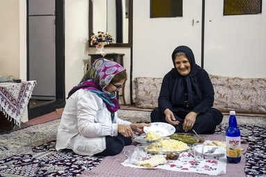 سمینه در کنار مادرش در حال خوردن نهار هستند.