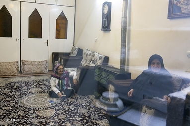 سمینه با مادرش مشغول دیدن تلویزیون هستند.