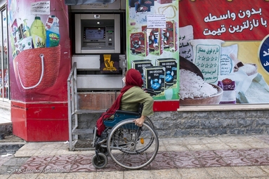 معدود عابر بانک هایی هستند که در کشور برای اشخاص با ویلچر ساخته شده اند و اکثرا برای گرفتن پول باید مسیرهای طولانی را طی کنند و یا از عابرین برای این کار کمک بگیرند.