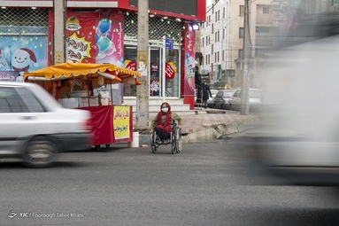 عبور از خیابان یکی از پر خطر ترین و سختترین کارها برای سمینه در رفت و امدهای شهری او است.