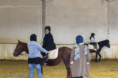 سمینه هفته ای یک جلسه برای هیپوتراپی به باشگاه صفادشت می رود و زیر نظر مربی های مجرب آموزش می بیند.