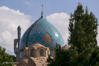 در بارندگی های اخیر قسمتی از کاشی کاری گنبد آرامگاه شاه نعمت الله ولی فروریخت - کرمان