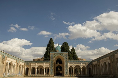 در بارندگی های اخیر قسمتی از کاشی کاری گنبد آرامگاه شاه نعمت الله ولی فروریخت - کرمان