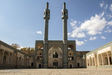 در بارندگی های اخیر قسمتی از کاشی کاری گنبد آرامگاه شاه نعمت الله ولی فروریخت - کرمان