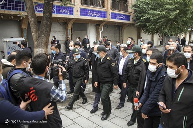 سردار حسین رحیمی فرمانده انتظامی تهران بزرگ از نحوه اجرای محدودیت‌های کرونایی در بازار تهران بازدید کرد.