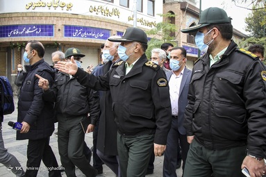 سردار حسین رحیمی فرمانده انتظامی تهران بزرگ از نحوه اجرای محدودیت‌های کرونایی در بازار تهران بازدید کرد.