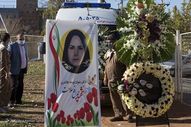 شهیده مدافع سلامت رضوان نورمند چالشتری فلوشیپ الکترو فیزیولوژی بالینی قلب در خط مقدم مبارزه با ویروس کرونا به این بیماری مبتلا شد و به خیل شهدای مدافع سلامت پیوست - شهرکرد