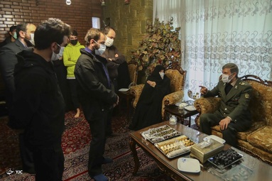 حضور وزیر دفاع در منزل شهید فخری زاده‎