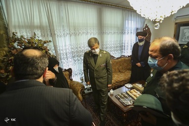 حضور وزیر دفاع در منزل شهید فخری زاده‎