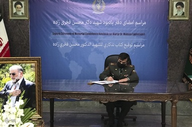 مراسم امضاي دفتر يادبود شهيد فخري زاده توسط سفرا و وابستگان دفاعي