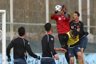 حضور پیروز حناچی، شهردار تهران در محل تمرین پرسپولیس