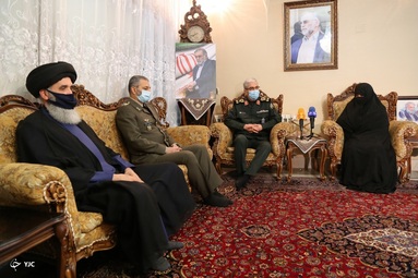 دیدار سرلشکر باقری با خانواده شهید فخری زاده