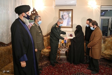 دیدار سرلشکر باقری با خانواده شهید فخری زاده