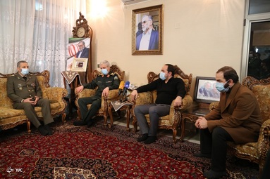 دیدار سرلشکر باقری با خانواده شهید فخری زاده