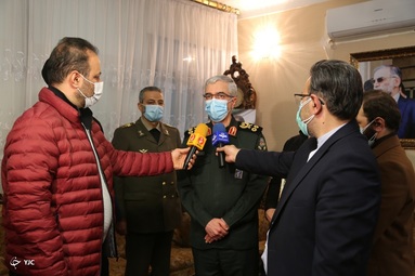 دیدار سرلشکر باقری با خانواده شهید فخری زاده