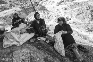 یکی از زنان روستای دره رشید در حال نشان داردن عکس رادیولوژی از آسیب کارهای طاقت فرسا در چشمه 
