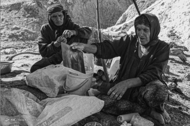 یکی از زنان روستای دره رشید در حال نشان داردن عکس رادیولوژی از آسیب کارهای طاقت فرسا در چشمه 