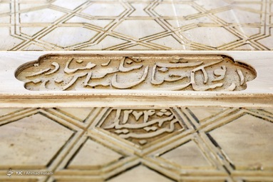شرکت صنایع چوب آستان قدس رضوی ملزومات چوبی مورد نیاز در حرم مطهر رضوی، را با احیای هنرهایی از جمله گره چینی و معرق کاری تهیه و تولید می کند -  مشهد مقدس