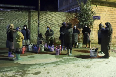 کارگران بعد از اذان صبح در روستا جمع می شوند تا توسط سرکارگر به باغ برده شوند