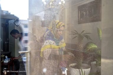 فریبا در کنار شغل سنگینش کارهای خانه هم با کمک سجاد انجام می دهد.