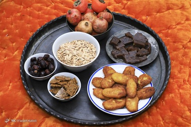 همیشه شب یلدا  با حضور ۵ دختر و ۲ پسر، عروس، داماد و نوه های این خانواده برگزار می شد اما امسال کرونا باعث شد که کاظم دایی و همسرش این جشن را دو نفری برگزار کنند - گلستان