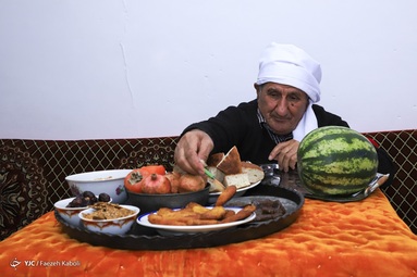 همیشه شب یلدا  با حضور ۵ دختر و ۲ پسر، عروس، داماد و نوه های این خانواده برگزار می شد اما امسال کرونا باعث شد که کاظم دایی و همسرش این جشن را دو نفری برگزار کنند - گلستان