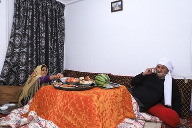 همیشه شب یلدا  با حضور ۵ دختر و ۲ پسر، عروس، داماد و نوه های این خانواده برگزار می شد اما امسال کرونا باعث شد که کاظم دایی و همسرش این جشن را دو نفری برگزار کنند - گلستان