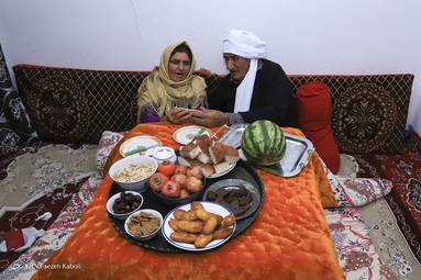 همیشه شب یلدا  با حضور ۵ دختر و ۲ پسر، عروس، داماد و نوه های این خانواده برگزار می شد اما امسال کرونا باعث شد که کاظم دایی و همسرش این جشن را دو نفری برگزار کنند - گلستان