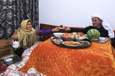 همیشه شب یلدا  با حضور ۵ دختر و ۲ پسر، عروس، داماد و نوه های این خانواده برگزار می شد اما امسال کرونا باعث شد که کاظم دایی و همسرش این جشن را دو نفری برگزار کنند - گلستان